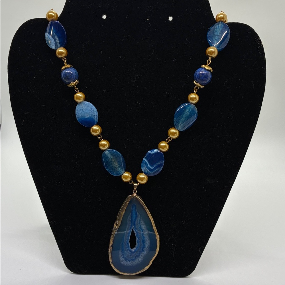 BLUE SLICED AGATE STATEMENT NECKLACE